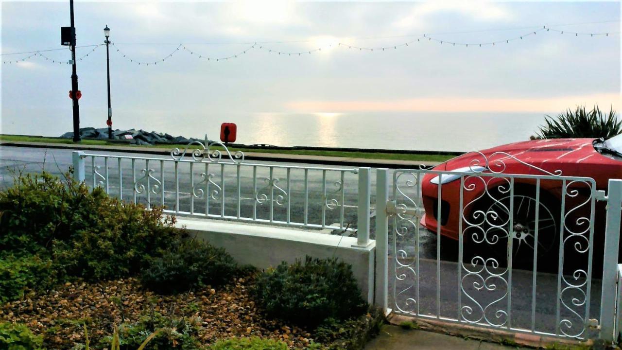 Beachfront Studio Apartment Felixstowe Exterior foto